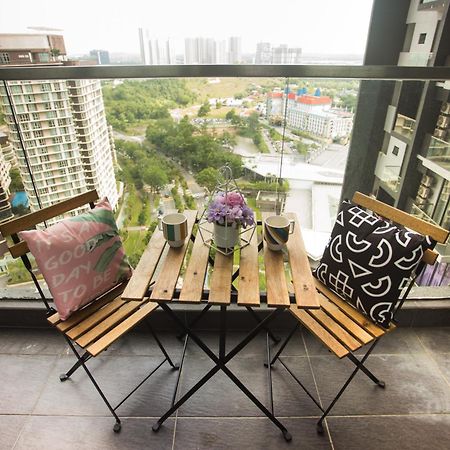 D'Pristine Medini By The One - 8Min Walk To Legoland Apartment Нусаджая Екстериор снимка