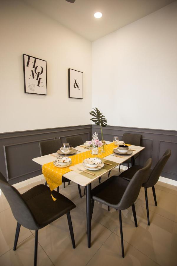 D'Pristine Medini By The One - 8Min Walk To Legoland Apartment Нусаджая Екстериор снимка