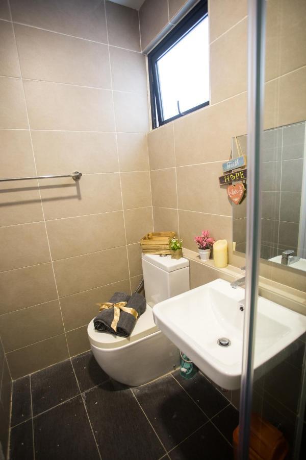 D'Pristine Medini By The One - 8Min Walk To Legoland Apartment Нусаджая Екстериор снимка