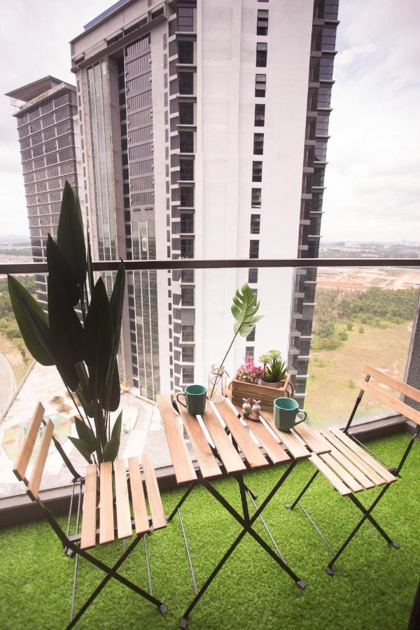 D'Pristine Medini By The One - 8Min Walk To Legoland Apartment Нусаджая Екстериор снимка