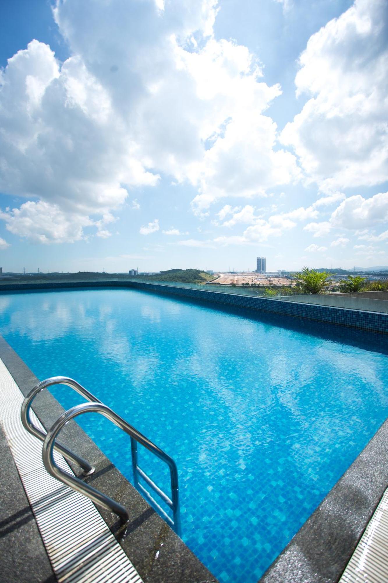 D'Pristine Medini By The One - 8Min Walk To Legoland Apartment Нусаджая Екстериор снимка