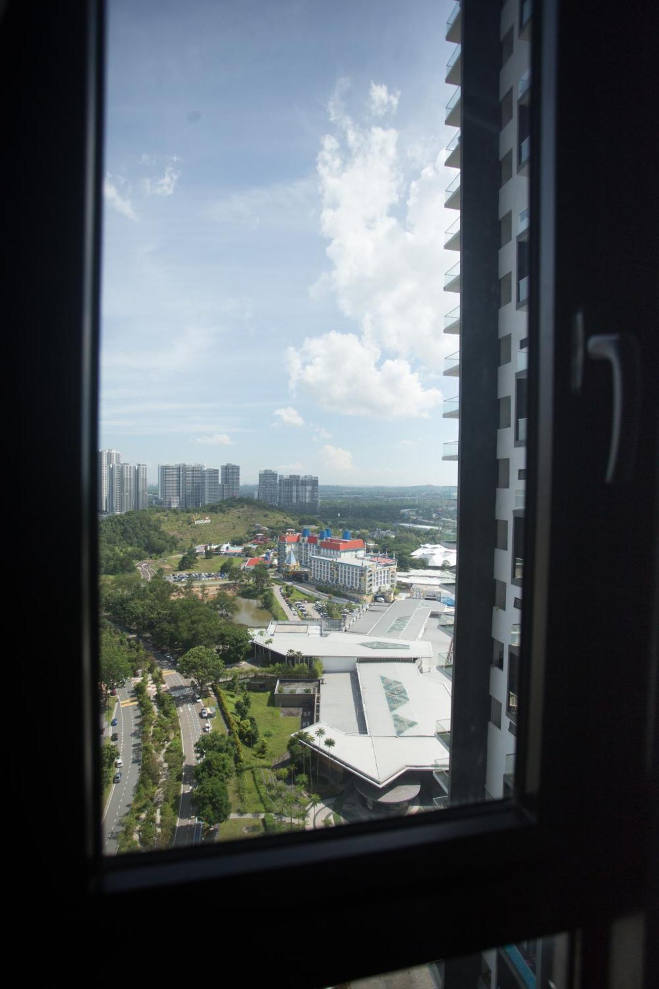 D'Pristine Medini By The One - 8Min Walk To Legoland Apartment Нусаджая Екстериор снимка