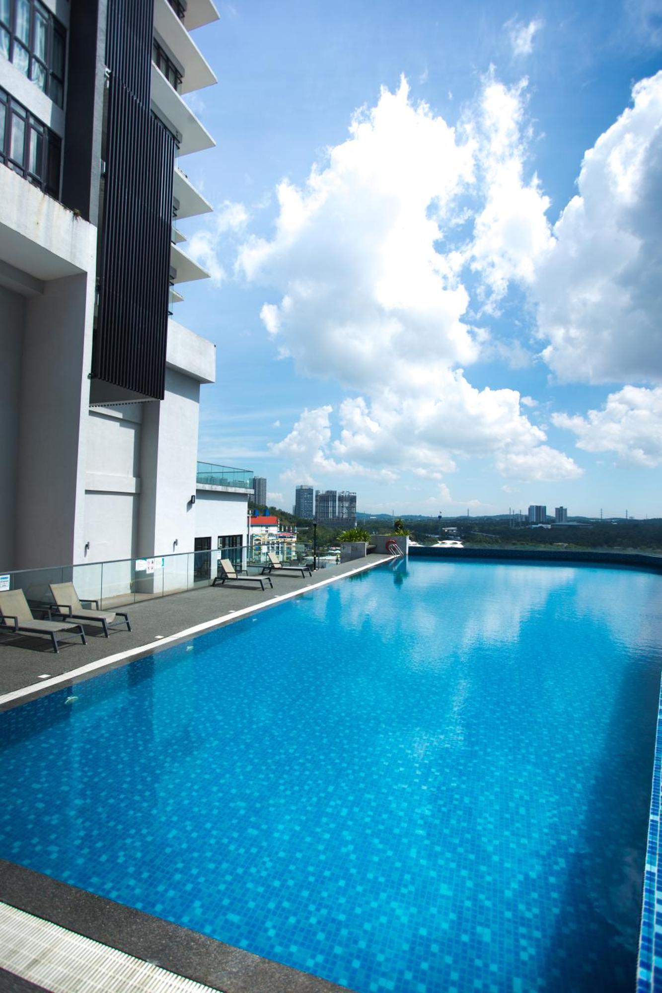 D'Pristine Medini By The One - 8Min Walk To Legoland Apartment Нусаджая Екстериор снимка