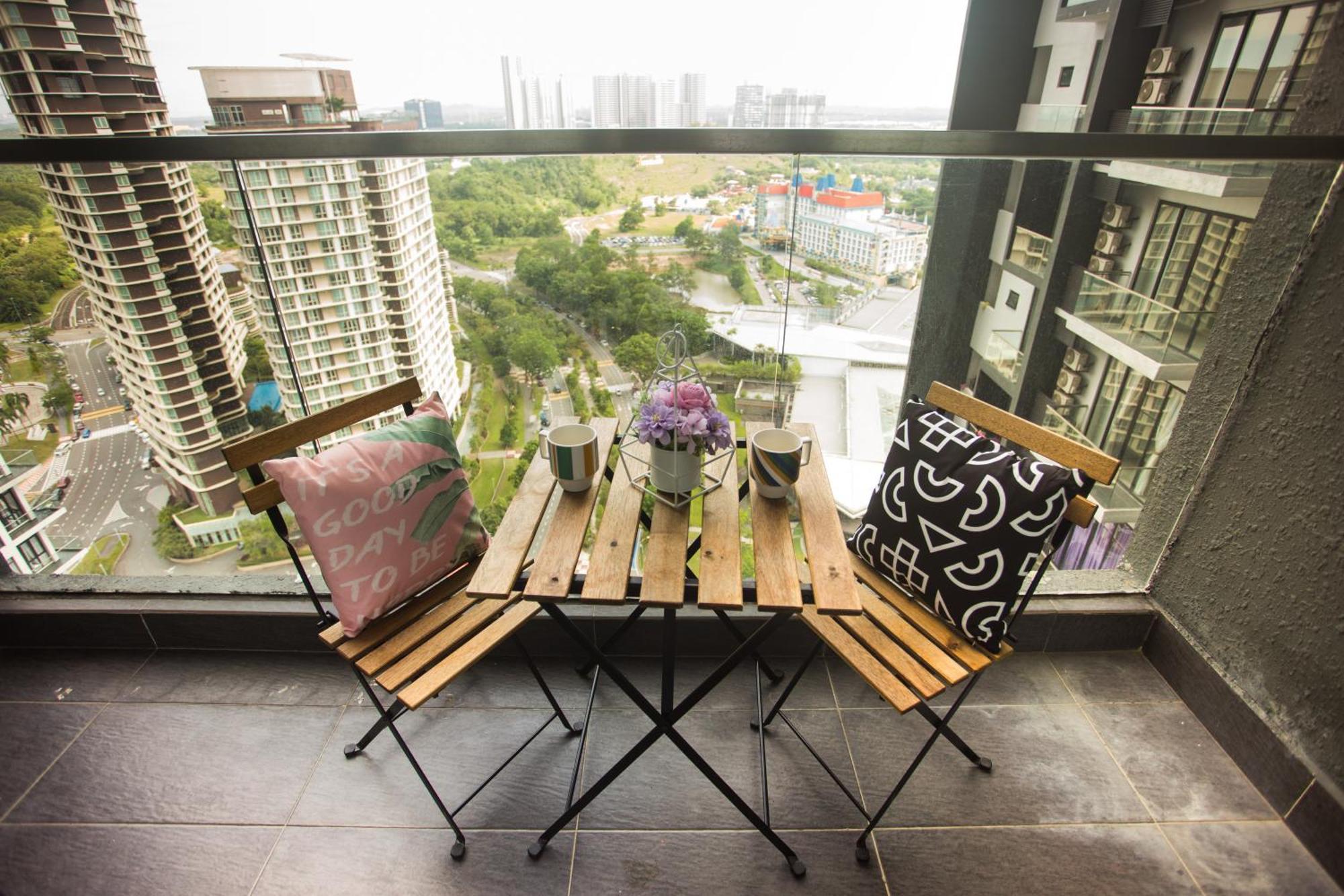 D'Pristine Medini By The One - 8Min Walk To Legoland Apartment Нусаджая Екстериор снимка