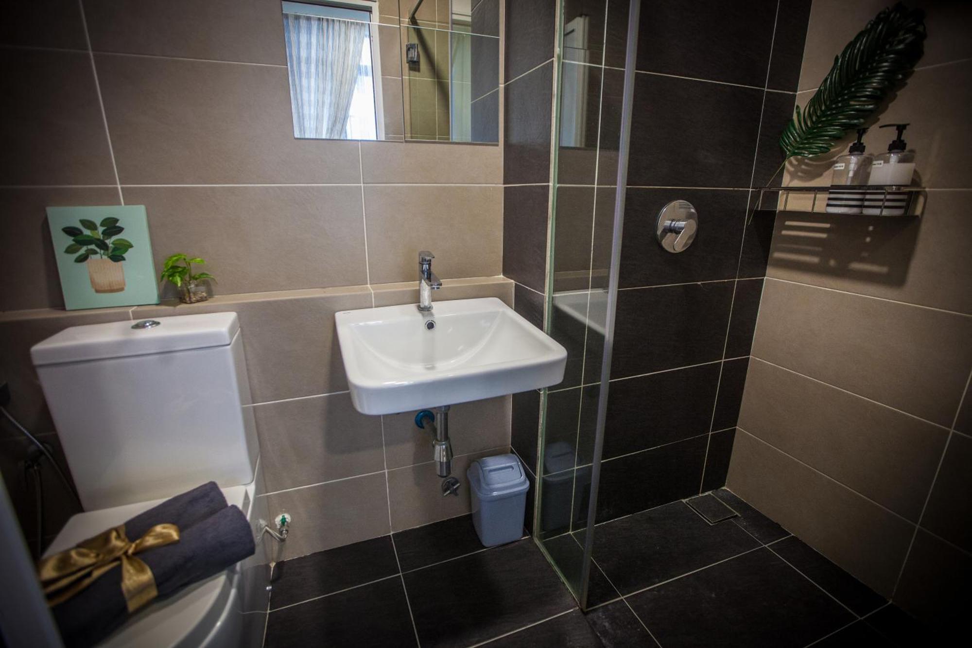 D'Pristine Medini By The One - 8Min Walk To Legoland Apartment Нусаджая Екстериор снимка