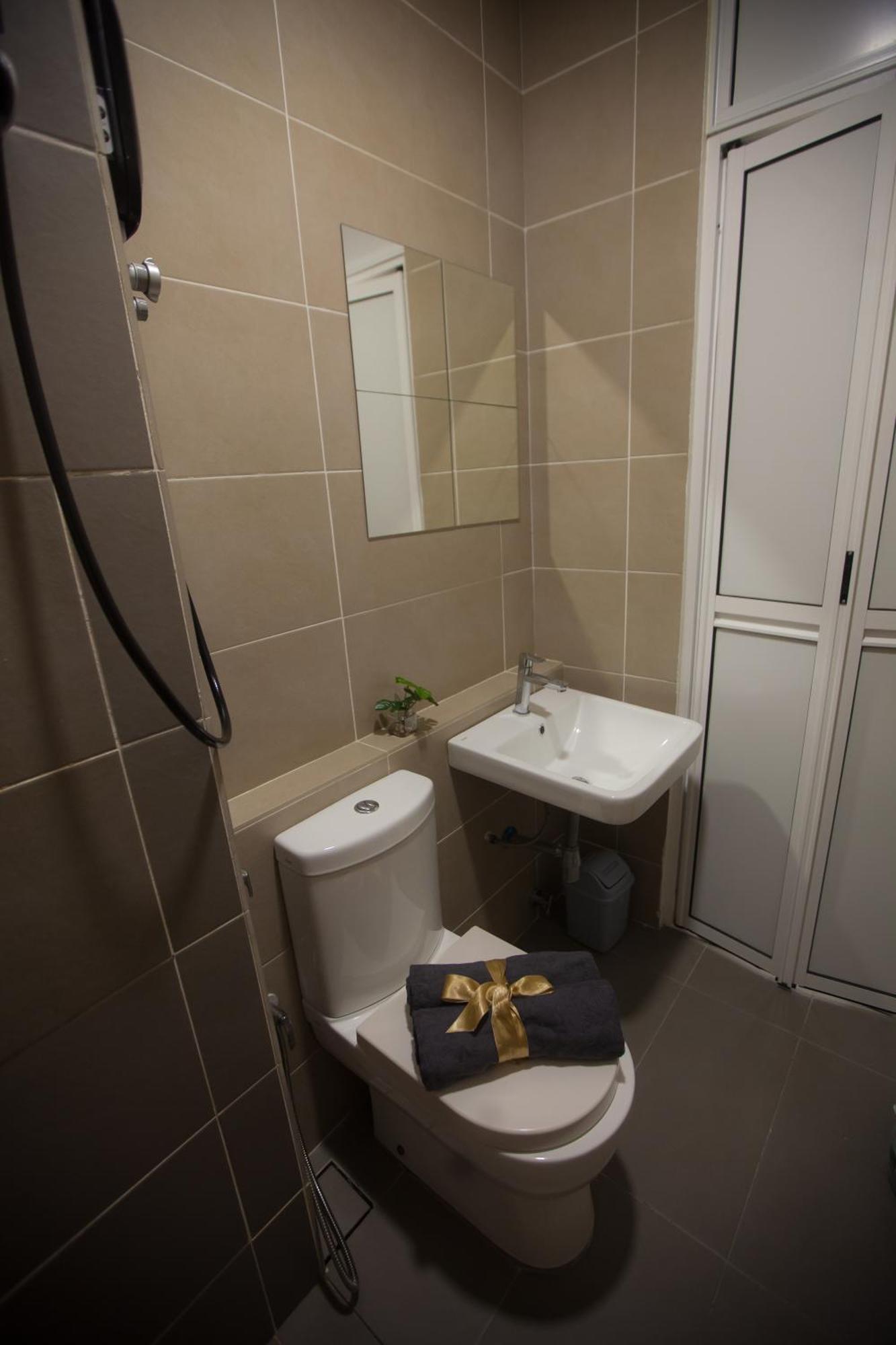 D'Pristine Medini By The One - 8Min Walk To Legoland Apartment Нусаджая Екстериор снимка