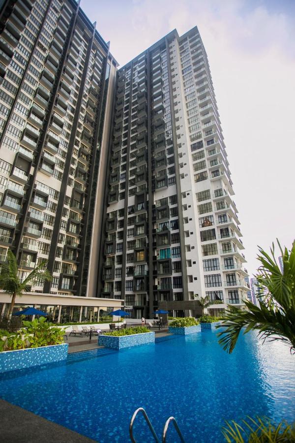 D'Pristine Medini By The One - 8Min Walk To Legoland Apartment Нусаджая Екстериор снимка