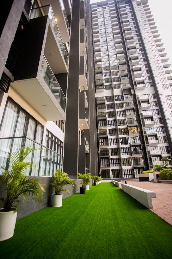 D'Pristine Medini By The One - 8Min Walk To Legoland Apartment Нусаджая Екстериор снимка